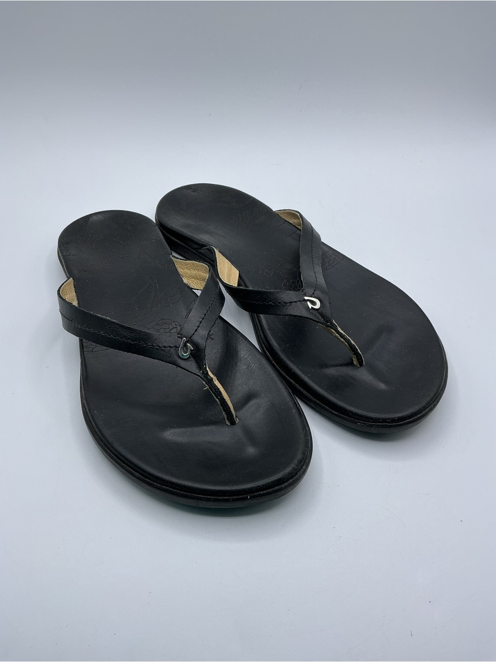 OluKai Honu Black Leather Sea Turtle Etched Size 7 Flip Flop Thong Sandals